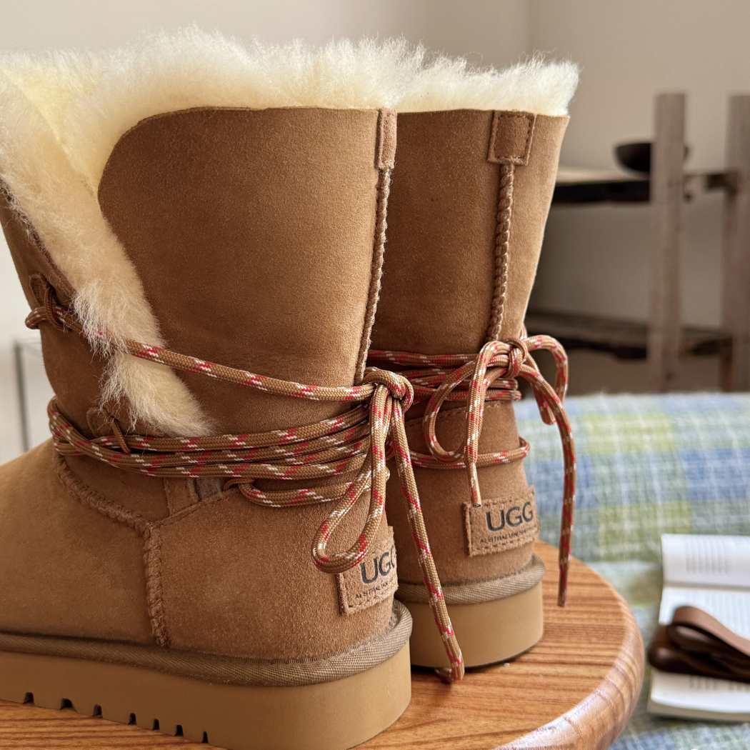 Bow tie lace detail of Carmont sheepskin wool boots AS 3123