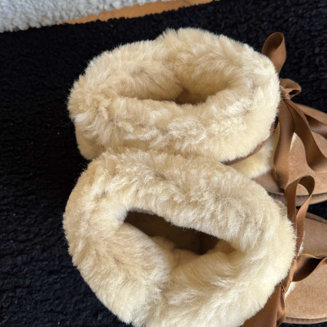 Close-up of the sheepskin wool lining inside Carmont double faced sheepskin boots AS 3123
