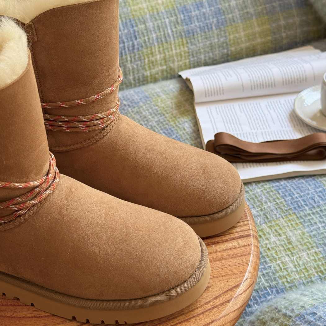 Sheepskin wool lining detail of Carmont short boots AS 3123