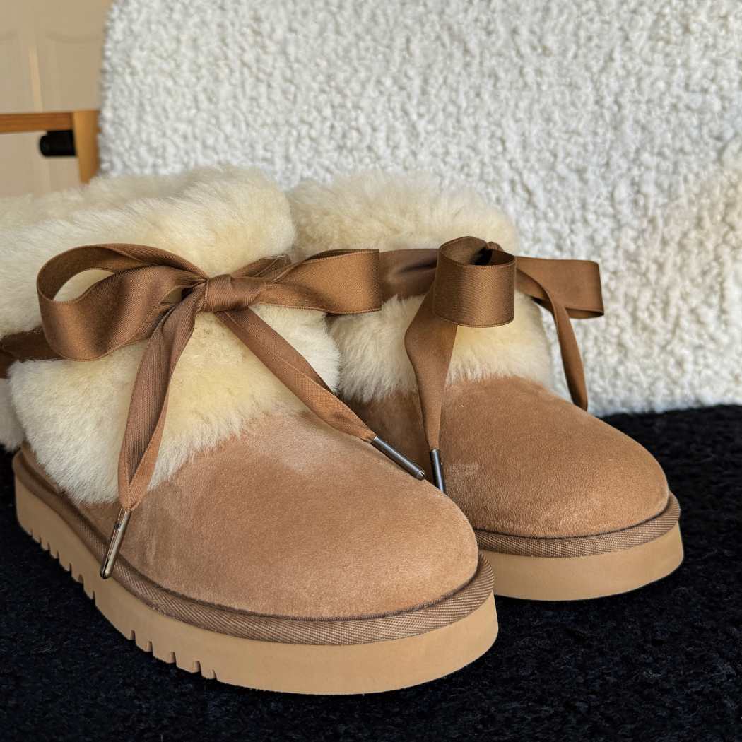 Top opening sheepskin wool detail of Carmont short boots AS 3123