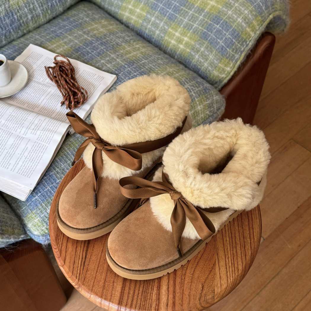 Front opening view of Carmont sheepskin wool short boots AS 3123