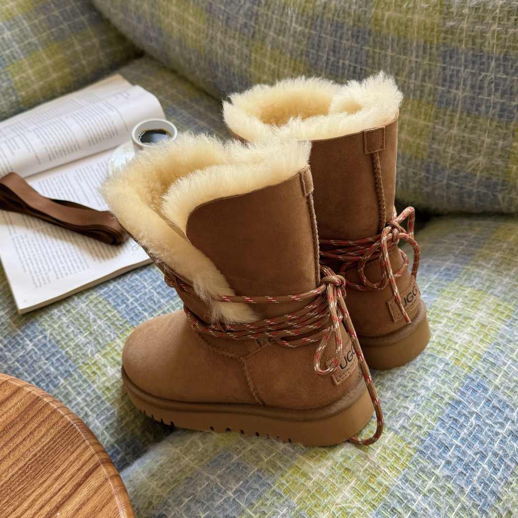 Side profile of Carmont double faced sheepskin short boots AS 3123