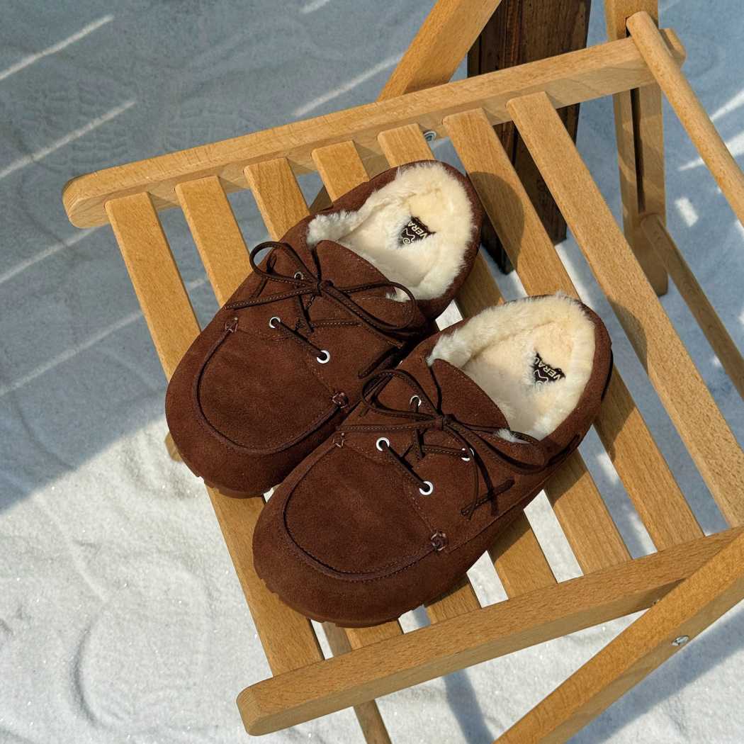 Top view of Churna clog slippers EA 7092 in Chocolate