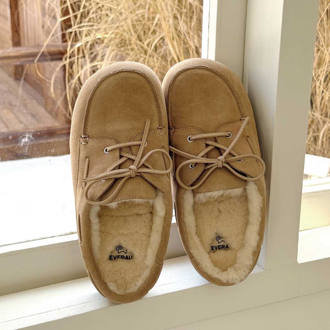 Three-quarter view of Churna clog slippers EA 7092 in Sand