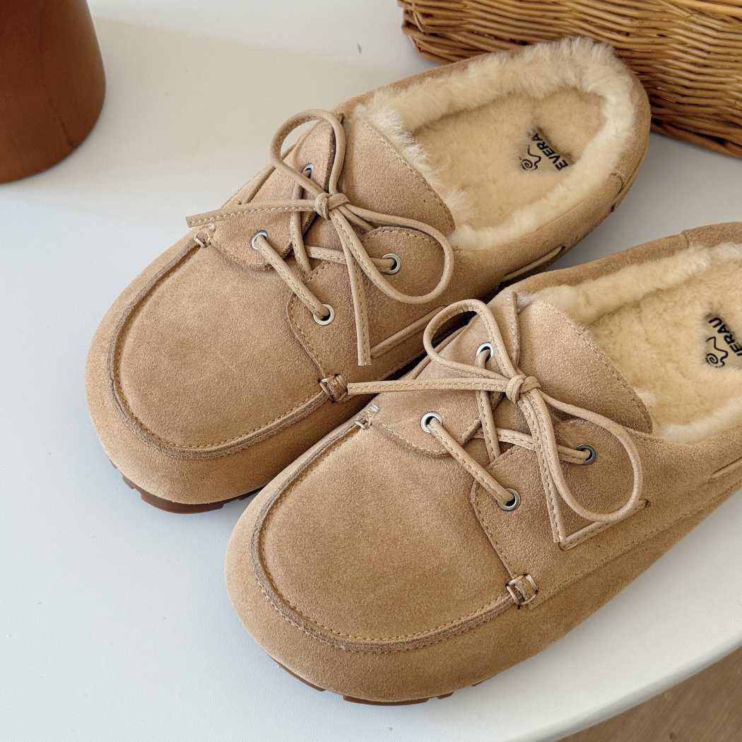 Sheepskin wool footbed detail of Churna clog slippers EA 7092