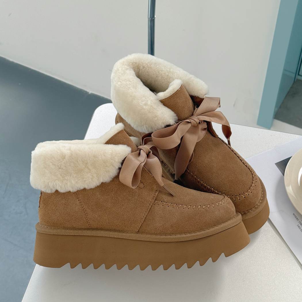 Sheepskin wool collar detail of Cozira platform boots AS 3129