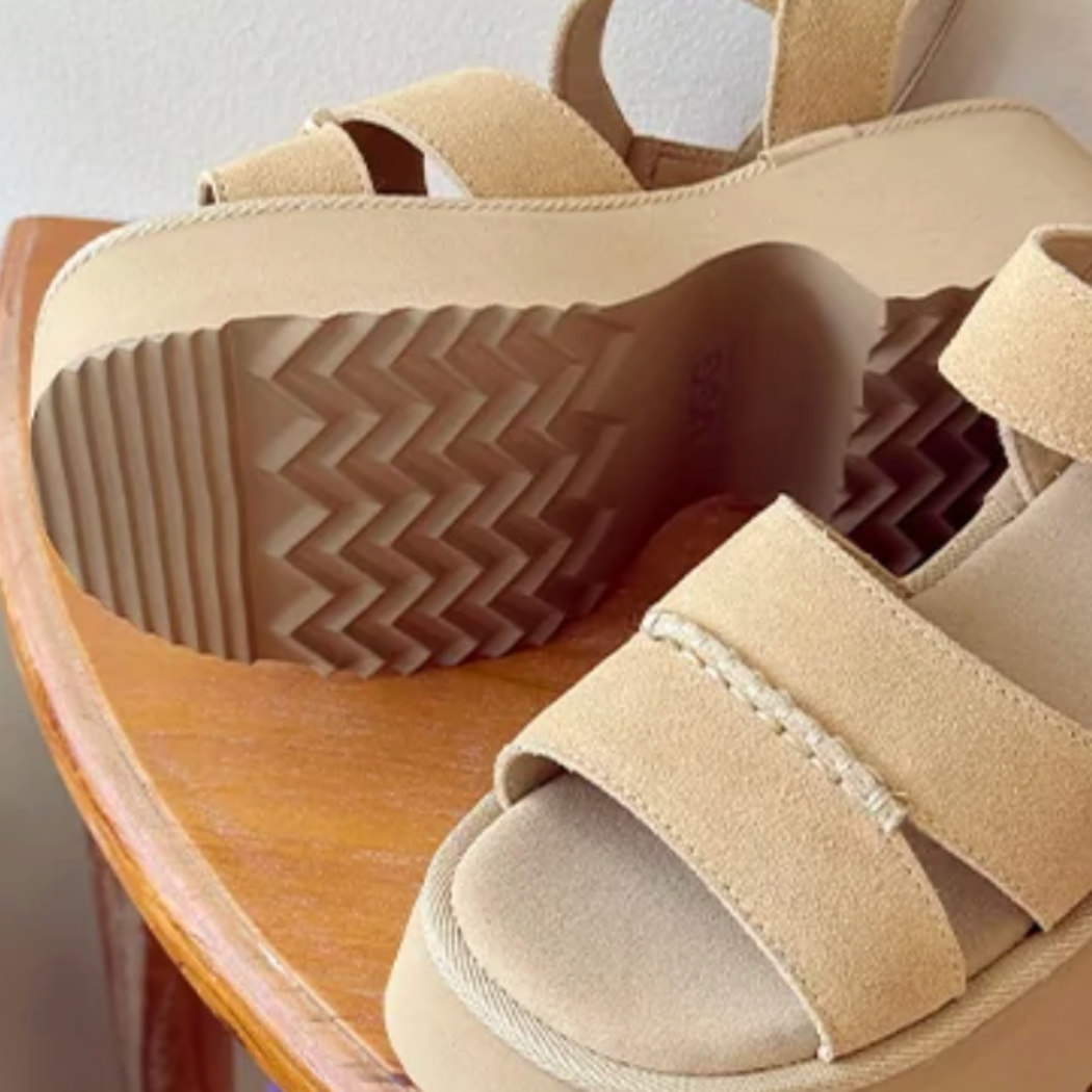 Chunky platform sole detail of Eive cow suede sandals AS 7026