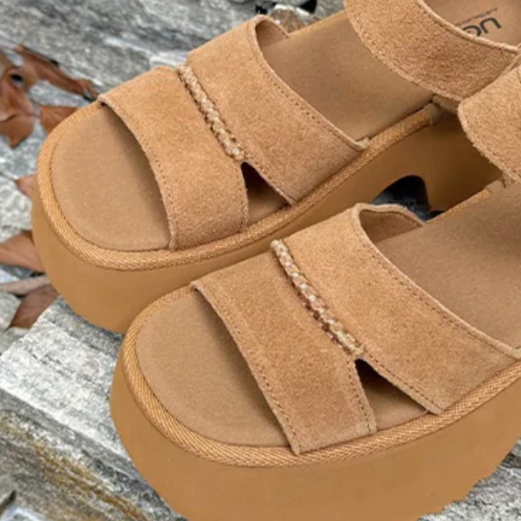 Double adjustable Velcro strap detail of Eive chunky platform sandals AS 7026
