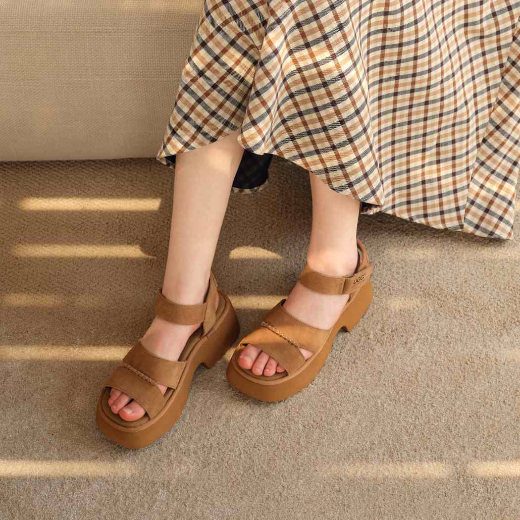Woman walking in Eive chunky platform slingback sandals AS 7026