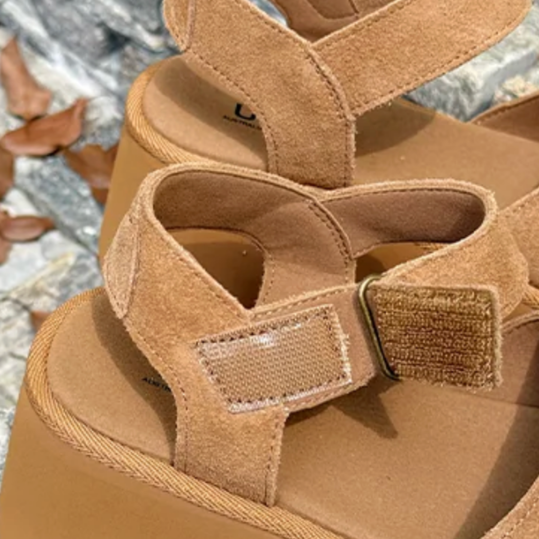 Slingback strap detail of Eive chunky platform sandals AS 7026