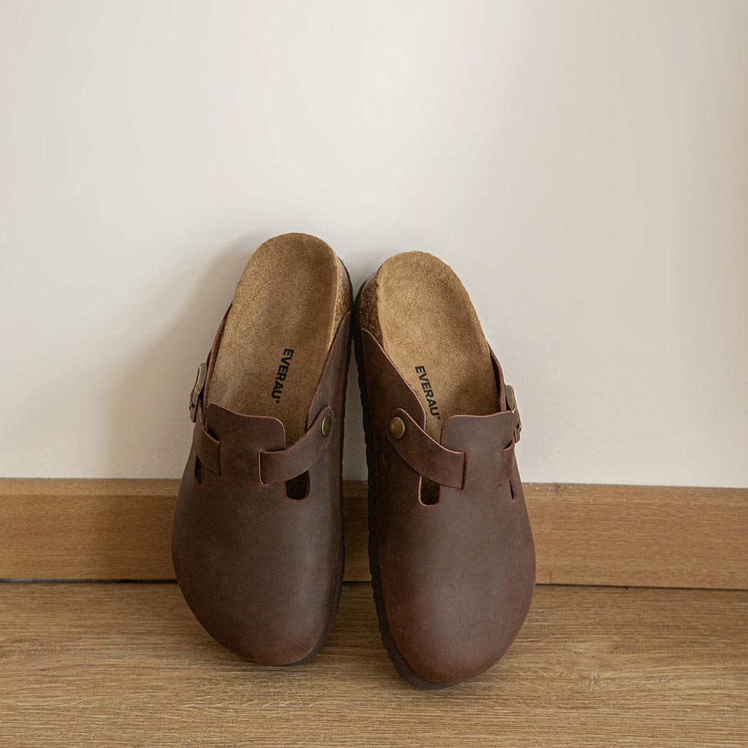 Top view of EVERAU Brooklyn Adjustable Buckled Slides Women Leather Slip-On Flat Sandals EA 7058 in Chocolate with premium leather lining.