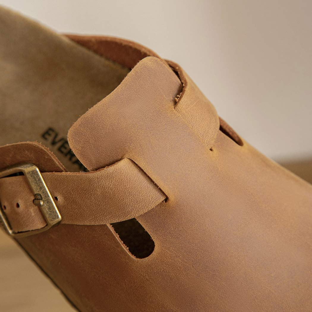 Detailed buckle view of EVERAU Brooklyn Adjustable Buckled Slides Women Leather Slip-On Flat Sandals EA 7058 showing the premium leather finish.