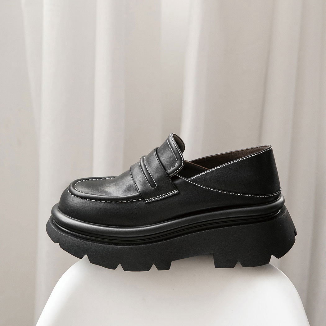 Angled view of EVERAU® Women Leather Black Platform Chunky Loafers Evanna EA 7067 featuring a classic loafer silhouette and chunky sole.