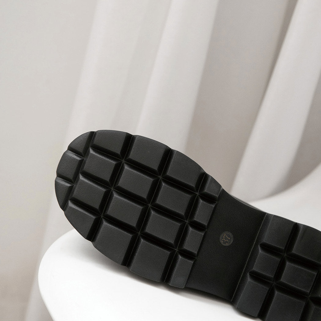 Close-up of EVERAU® Women Leather Black Platform Chunky Loafers Evanna EA 7067 featuring the soft leather collar and premium finish.