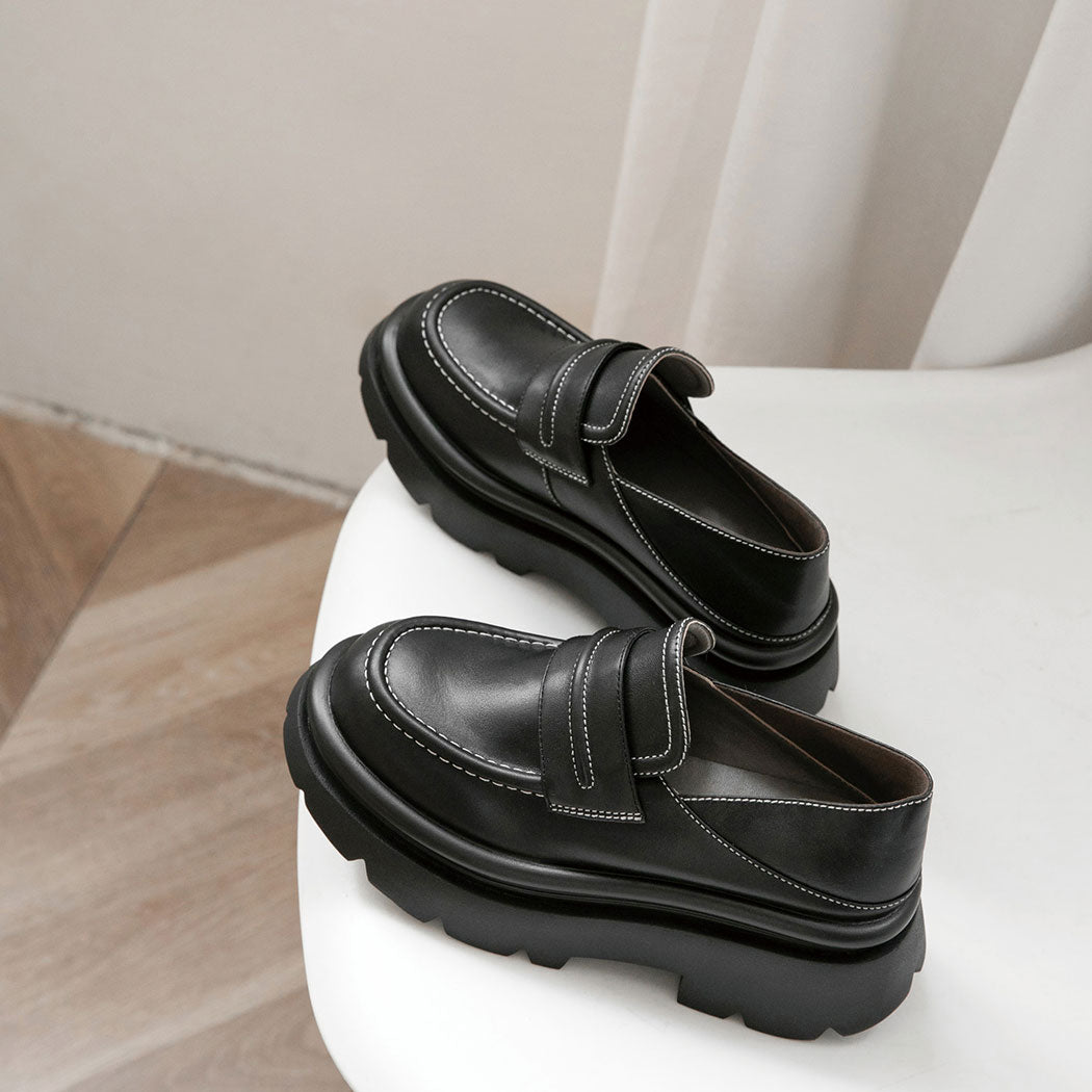 Display view of EVERAU® Women Leather Black Platform Chunky Loafers Evanna EA 7067 highlighting the premium leather finish.