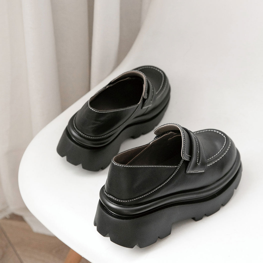 Pair of EVERAU® Women Leather Black Platform Chunky Loafers Evanna EA 7067 crafted from premium cow leather with a comfortable platform sole.