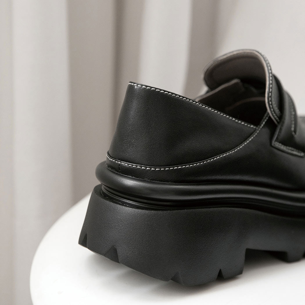 Side profile of EVERAU® Women Leather Black Platform Chunky Loafers Evanna EA 7067 showing the thick platform outsole and sleek black leather.