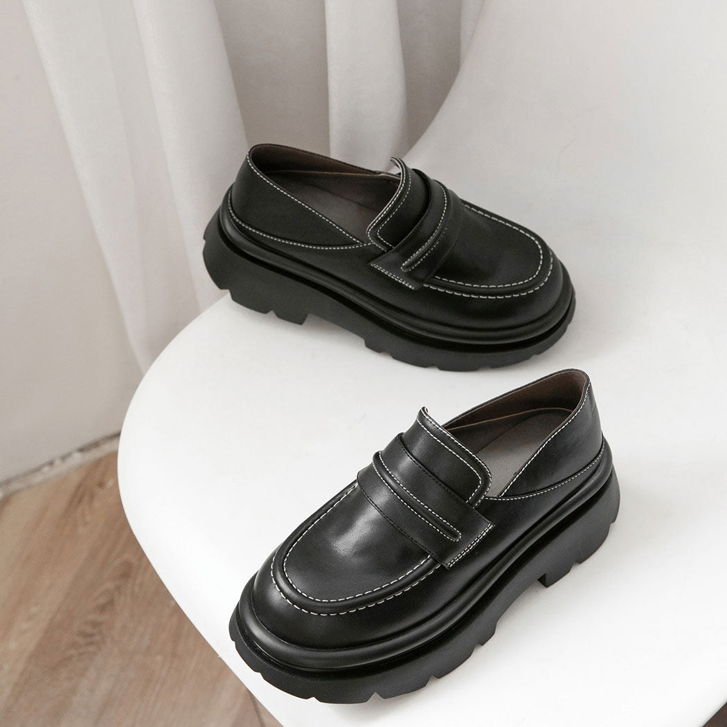 Side view of EVERAU® Women Leather Black Platform Chunky Loafers Evanna EA 7067 with a 5 cm chunky platform sole and premium leather upper.