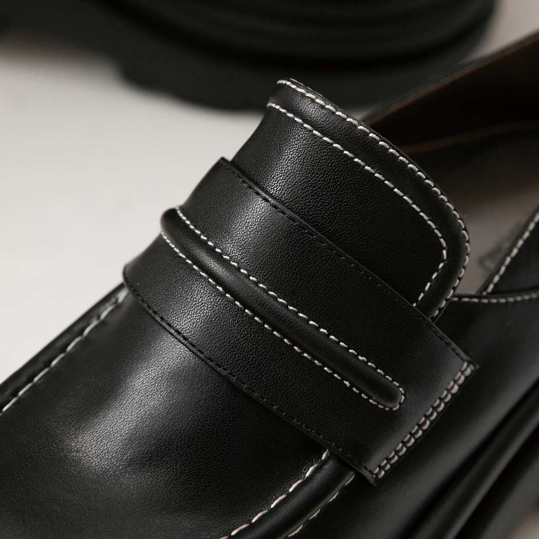 Close-up of EVERAU® Women Leather Black Platform Chunky Loafers Evanna EA 7067 showcasing the leather saddle strap and fine craftsmanship.