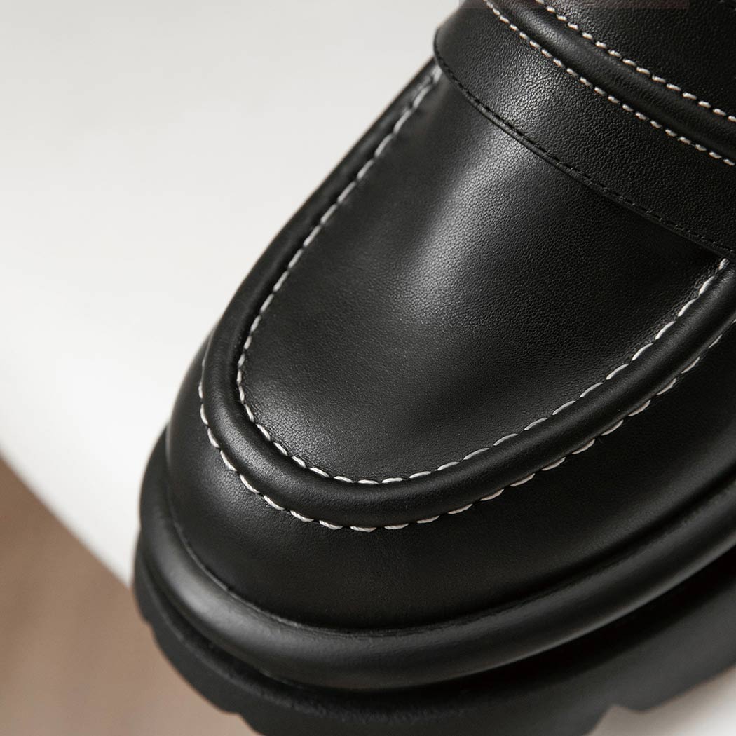 Close-up of EVERAU® Women Leather Black Platform Chunky Loafers Evanna EA 7067 highlighting the round toe, premium leather, and white stitching.