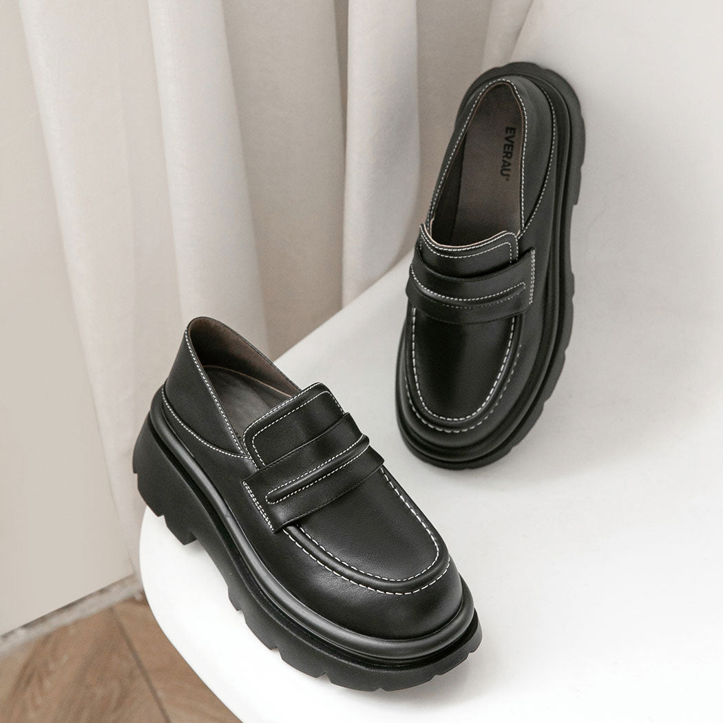 Top view of EVERAU® Women Leather Black Platform Chunky Loafers Evanna EA 7067 with breathable leather lining and a roomy round toe.