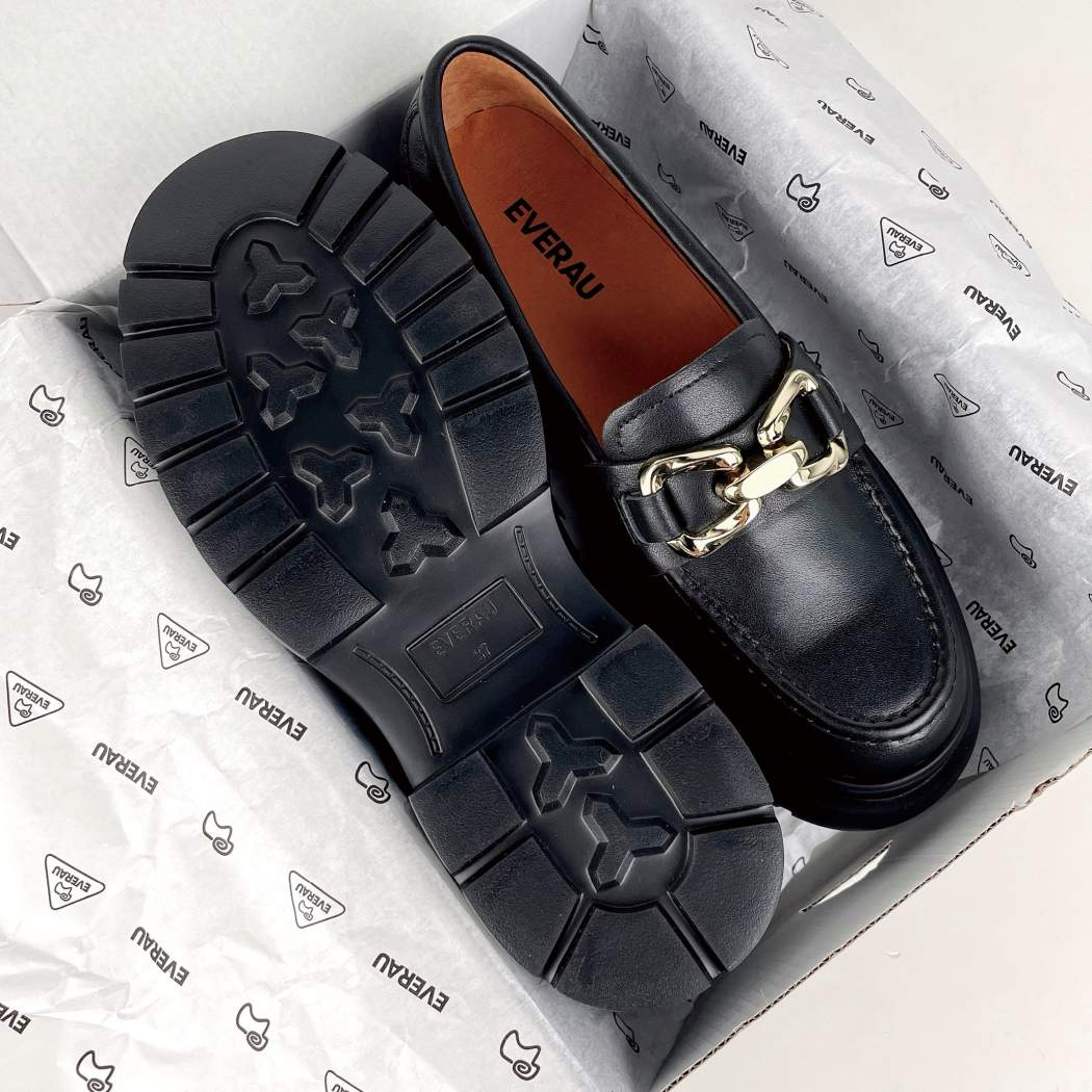 Outsole view of EVERAU® Women Leather Gold Buckle Platform Chunky Loafers Della EA 7032 in Black showing the slip-resistant chunky sole.