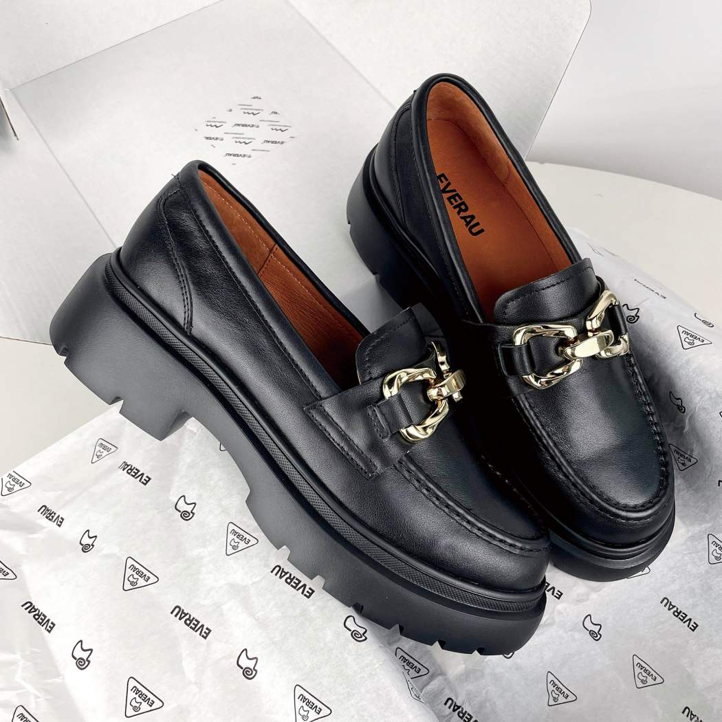 Side profile of EVERAU® Women Leather Gold Buckle Platform Chunky Loafers Della EA 7032 in Black featuring premium leather and a gold buckle.