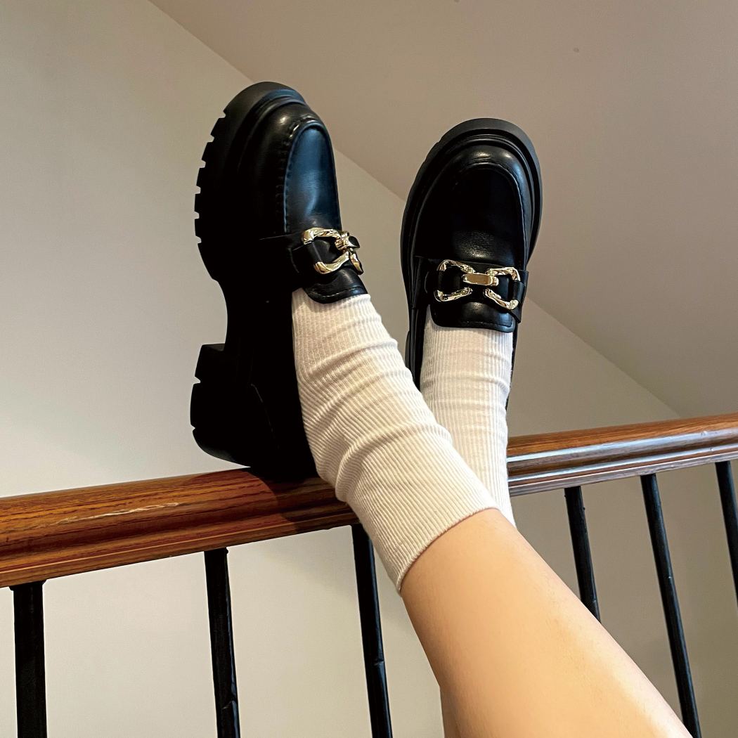 Top view of EVERAU® Women Leather Gold Buckle Platform Chunky Loafers Della EA 7032 in Black featuring premium leather and a gold buckle detail.