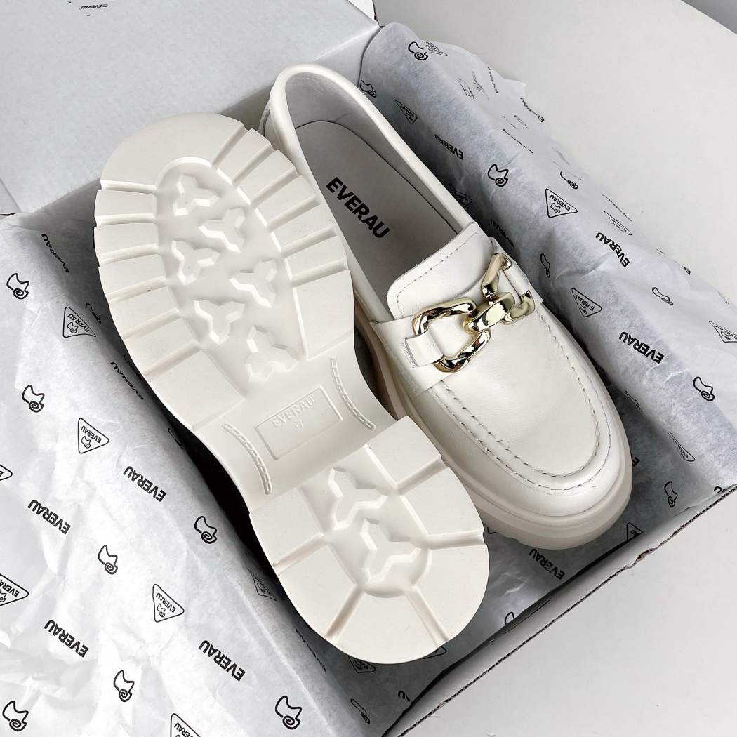 Close-up of EVERAU® Women Leather Gold Buckle Platform Chunky Loafers Della EA 7032 in Cream highlighting the soft leather lining and premium craftsmanship.