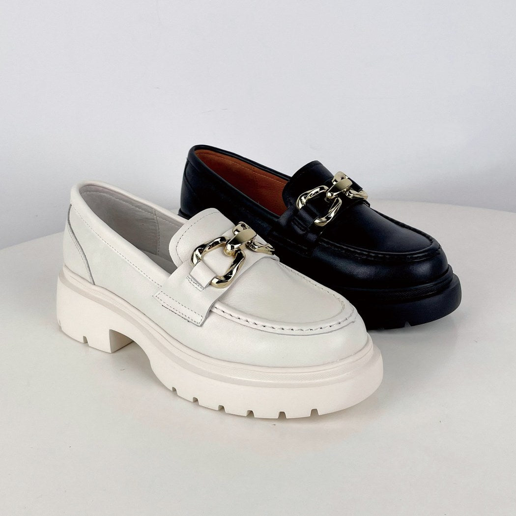 Outsole view of EVERAU® Women Leather Gold Buckle Platform Chunky Loafers Della EA 7032 in Cream showing the durable slip-resistant platform sole.