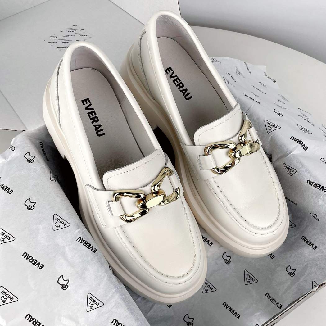 Top view of EVERAU® Women Leather Gold Buckle Platform Chunky Loafers Della EA 7032 in Cream highlighting the premium leather upper and gold buckle.