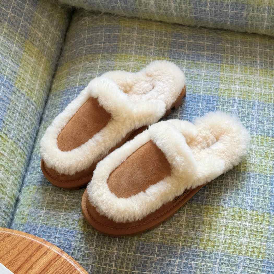 Lightweight EVA outsole detail of Layna cow suede slip-on mule slippers AS 2133