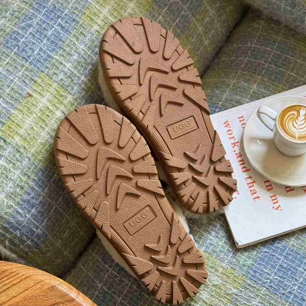 Sheepskin wool collar detail of Layna cow suede mule slippers AS 2133