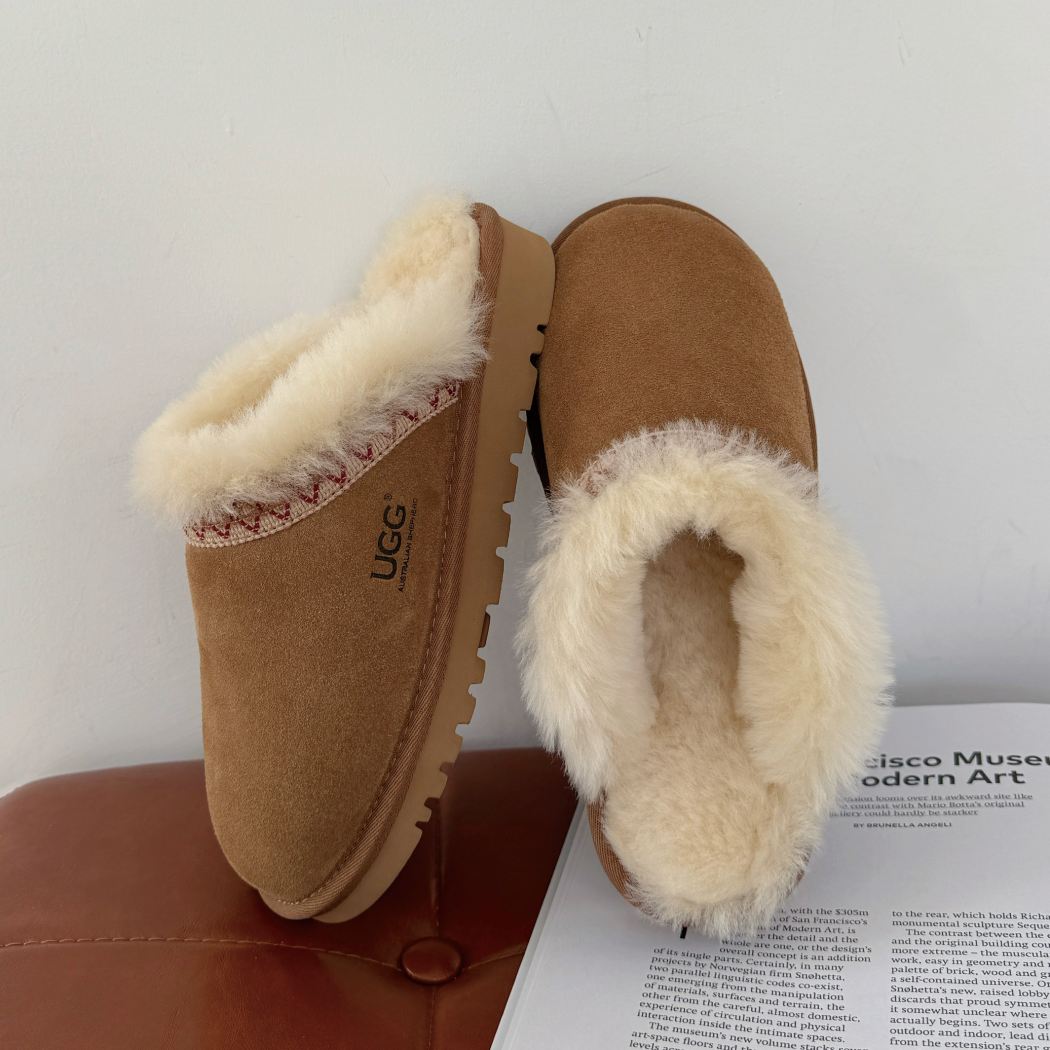 Sheepskin wool collar detail of Liora scuff slippers AS 2131
