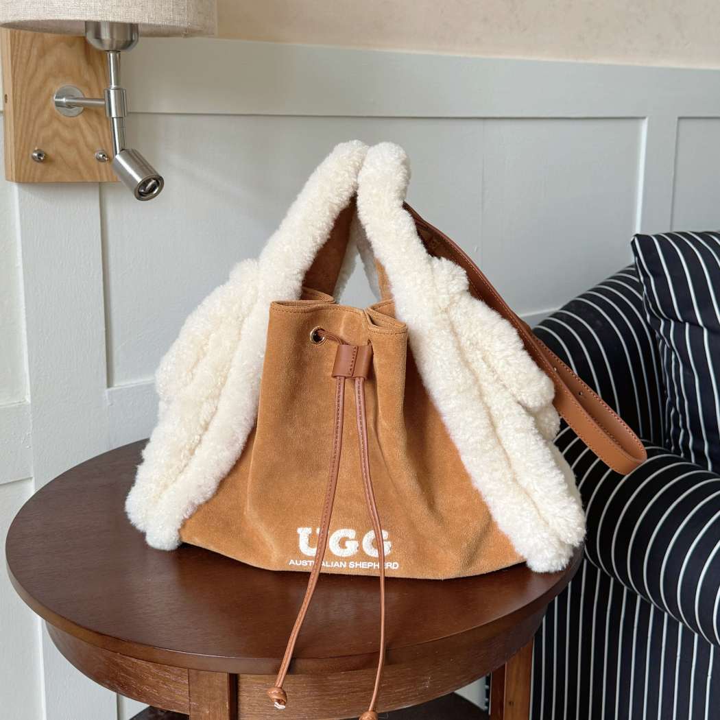 Front three-quarter view of Maple split cow suede tote bag ASA 049