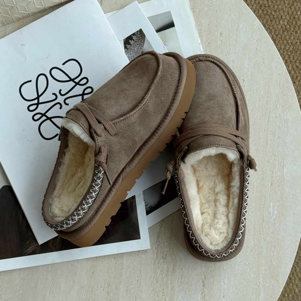 Side profile of Marel sheepskin wool mule slippers AS 7054 in Chocolate