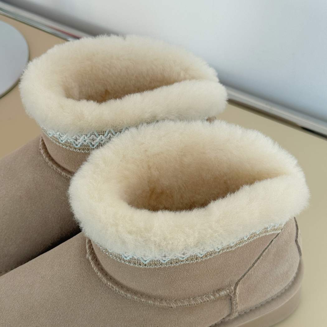 Rear view of Mini sheepskin boots AS 3142 in Sand