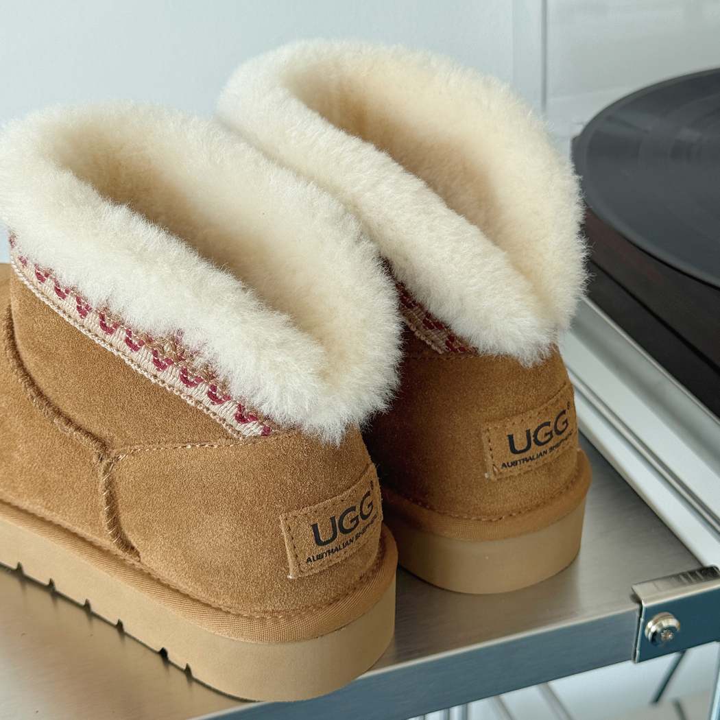 Side view of Mini sheepskin wool boots AS 3142 in Sand