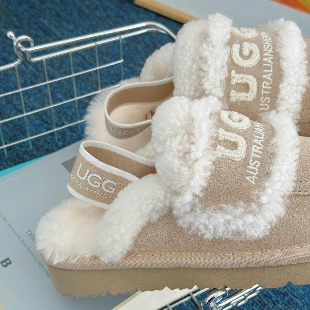 Close-up of the UGG logo strap on Rilee kids sheepskin wool slingback slippers AS 2121K