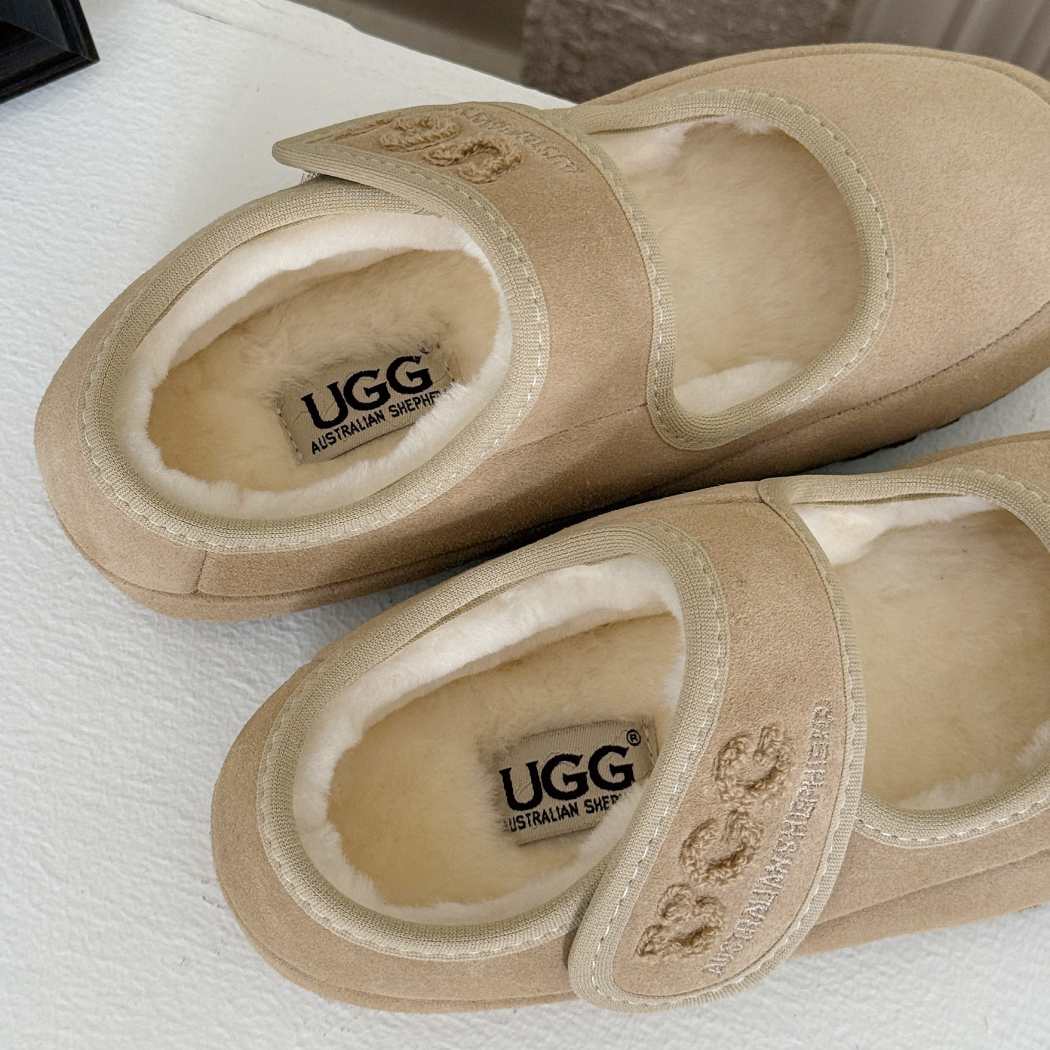 Footbed detail of Velvi kids sheepskin wool Mary Jane slippers AS 7025K