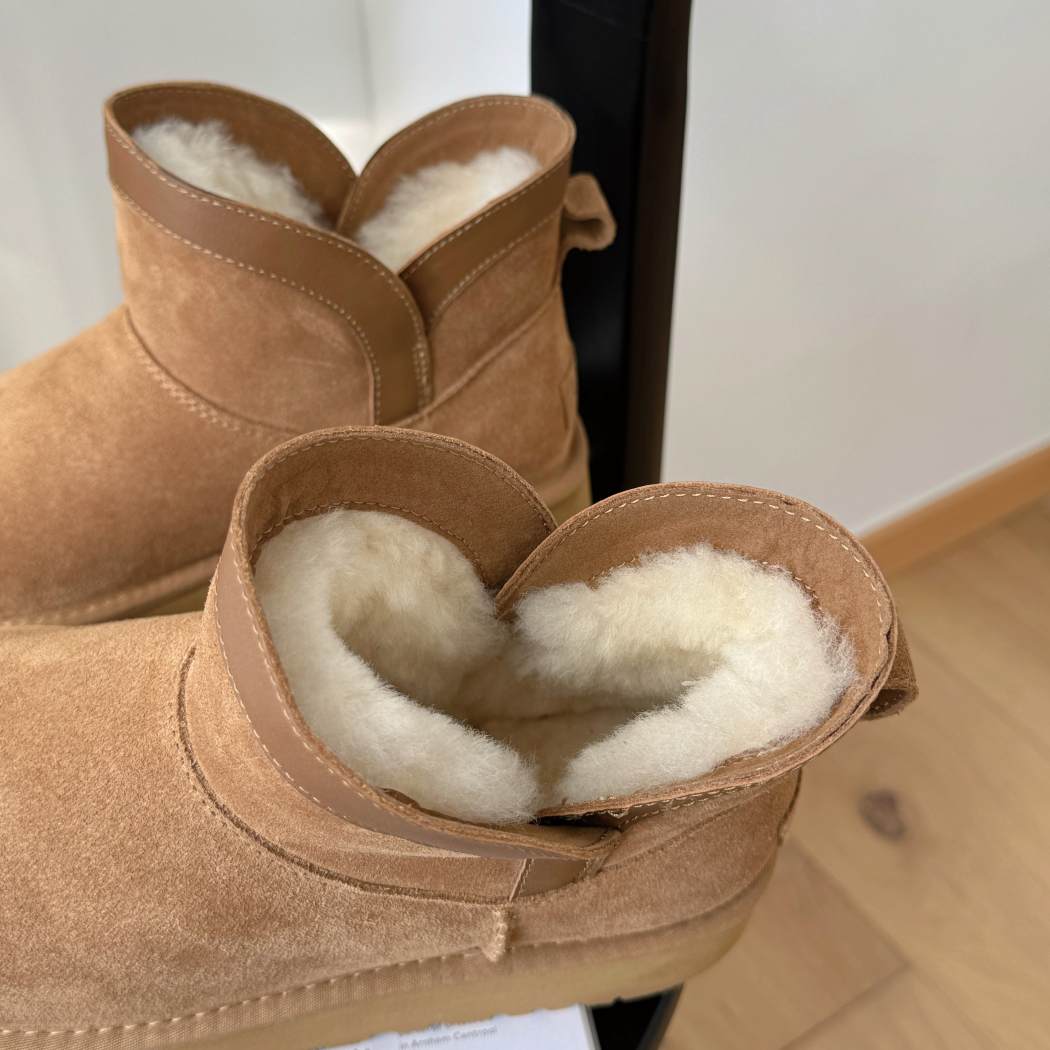 Sheepskin wool lining detail of Wintra platform mini boots AS 3134